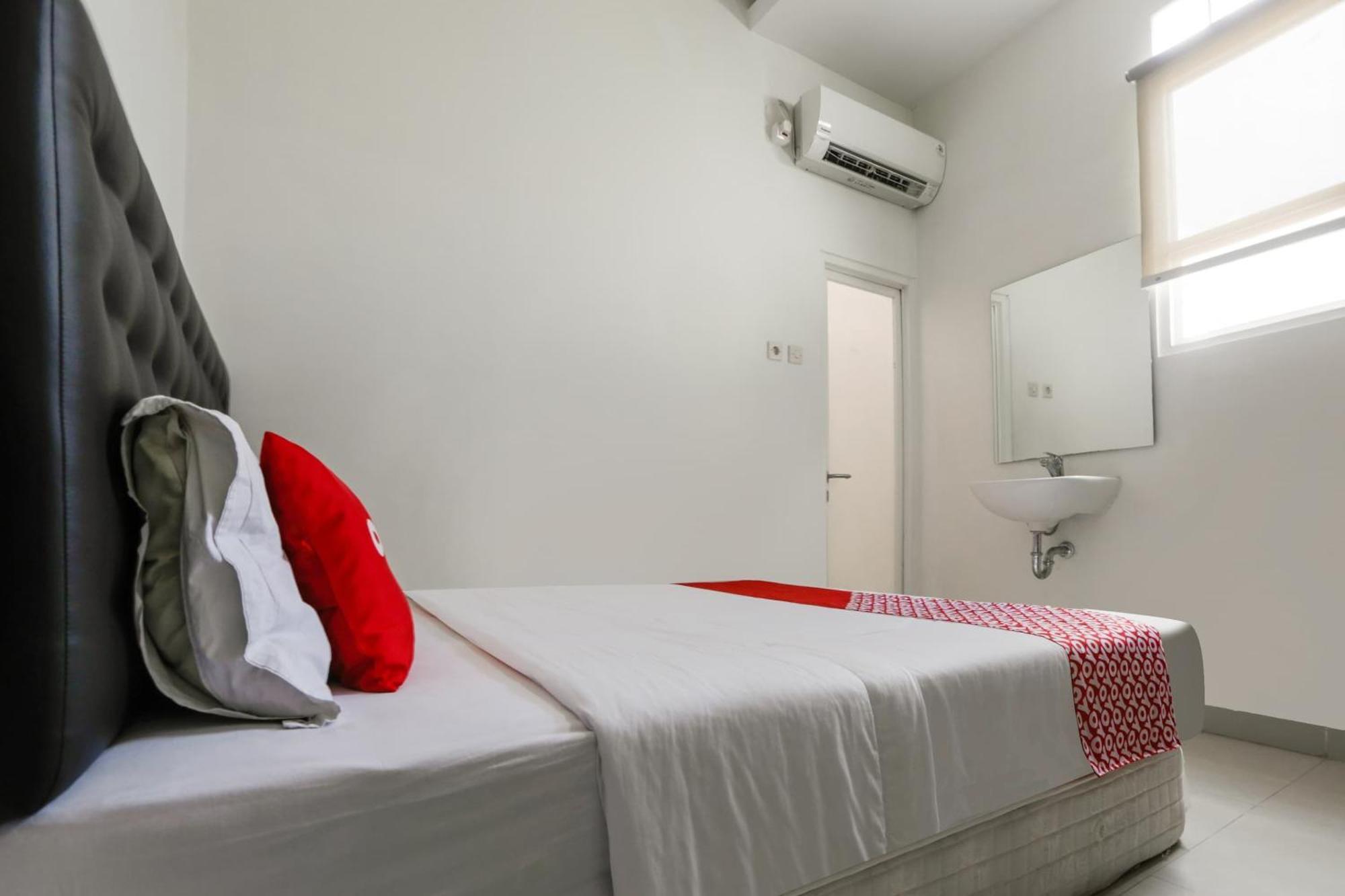 Super Oyo 3838 Tamansari Guest House Surakarta  Экстерьер фото