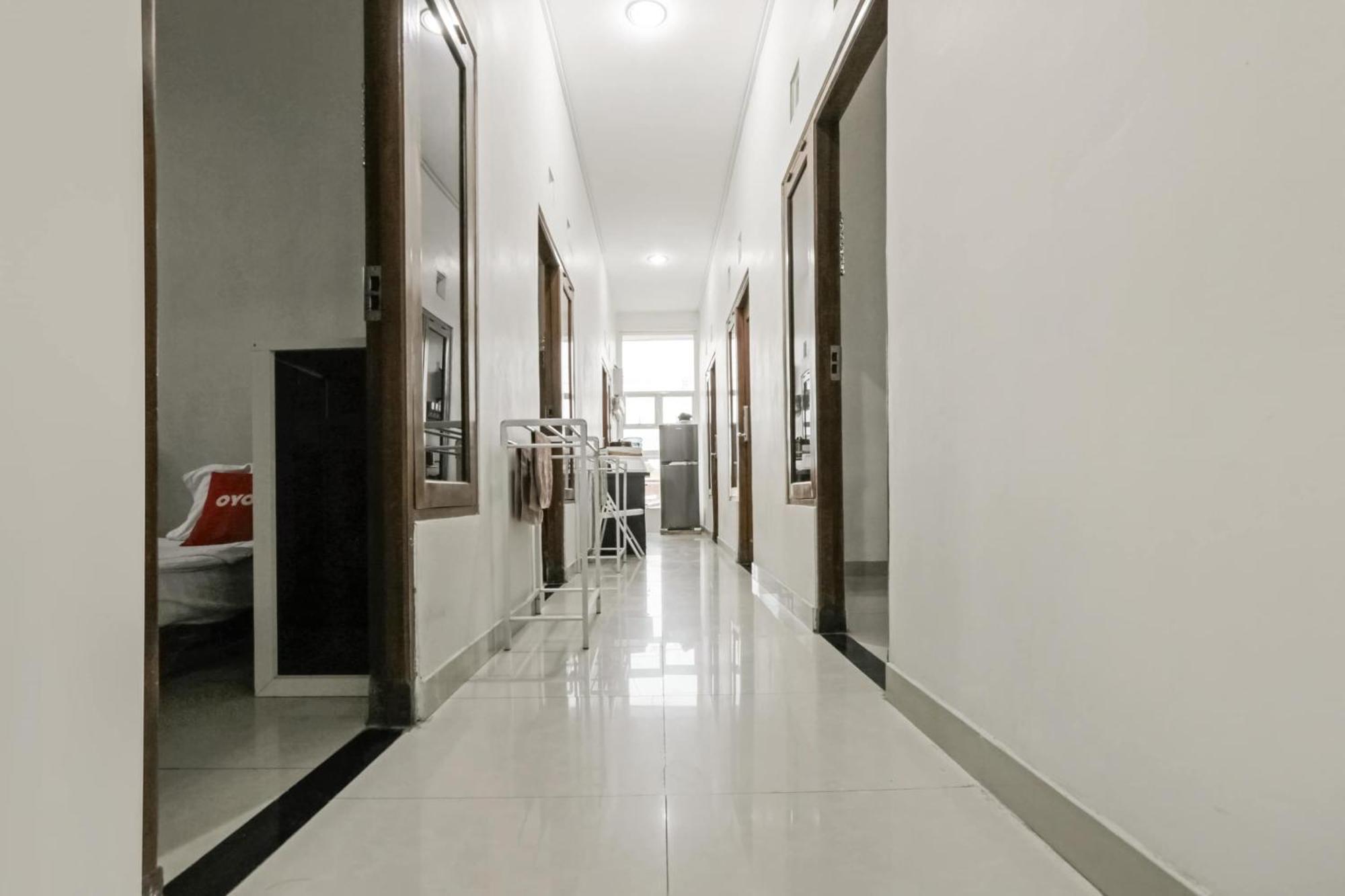 Super Oyo 3838 Tamansari Guest House Surakarta  Экстерьер фото