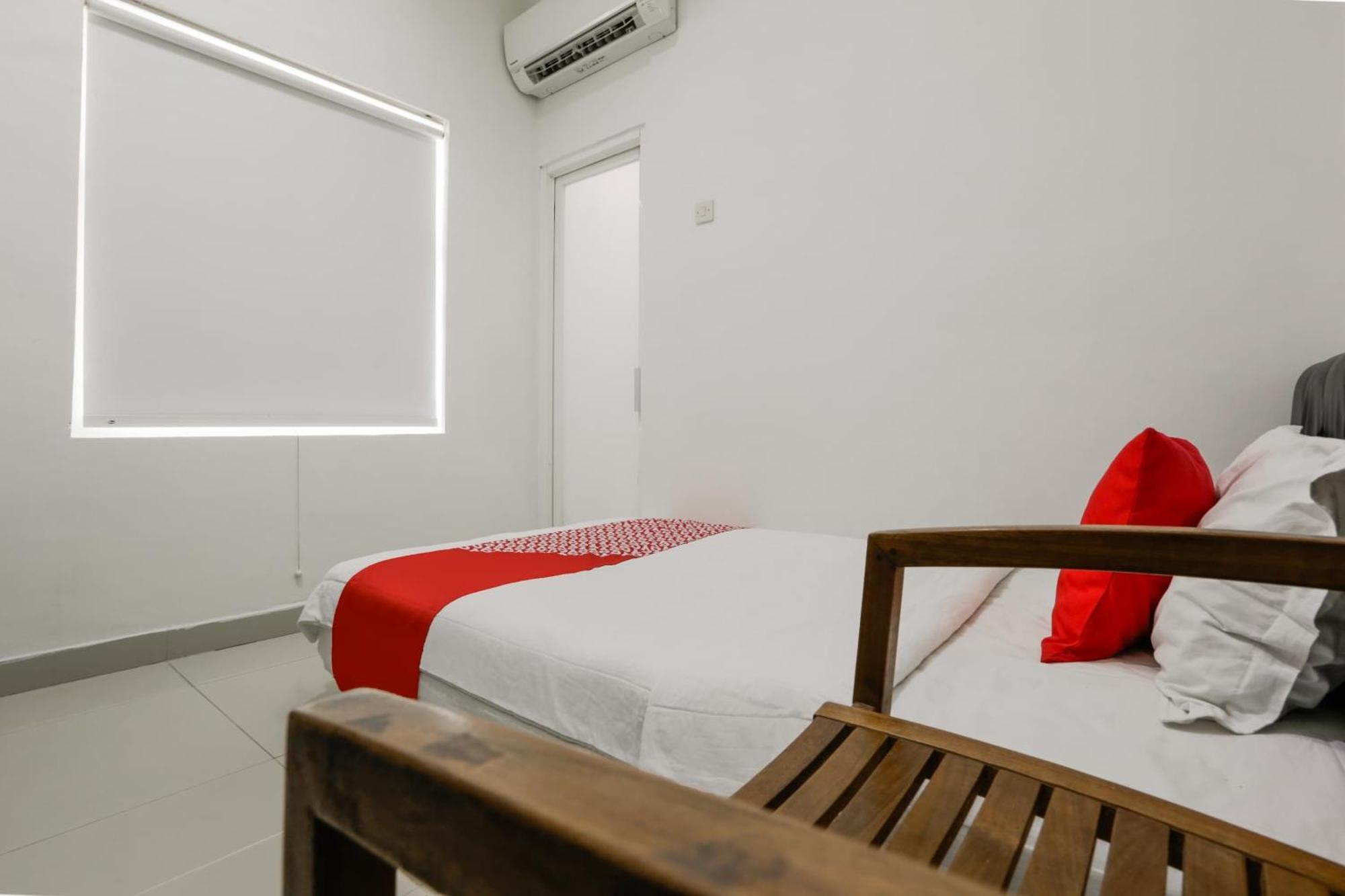 Super Oyo 3838 Tamansari Guest House Surakarta  Экстерьер фото